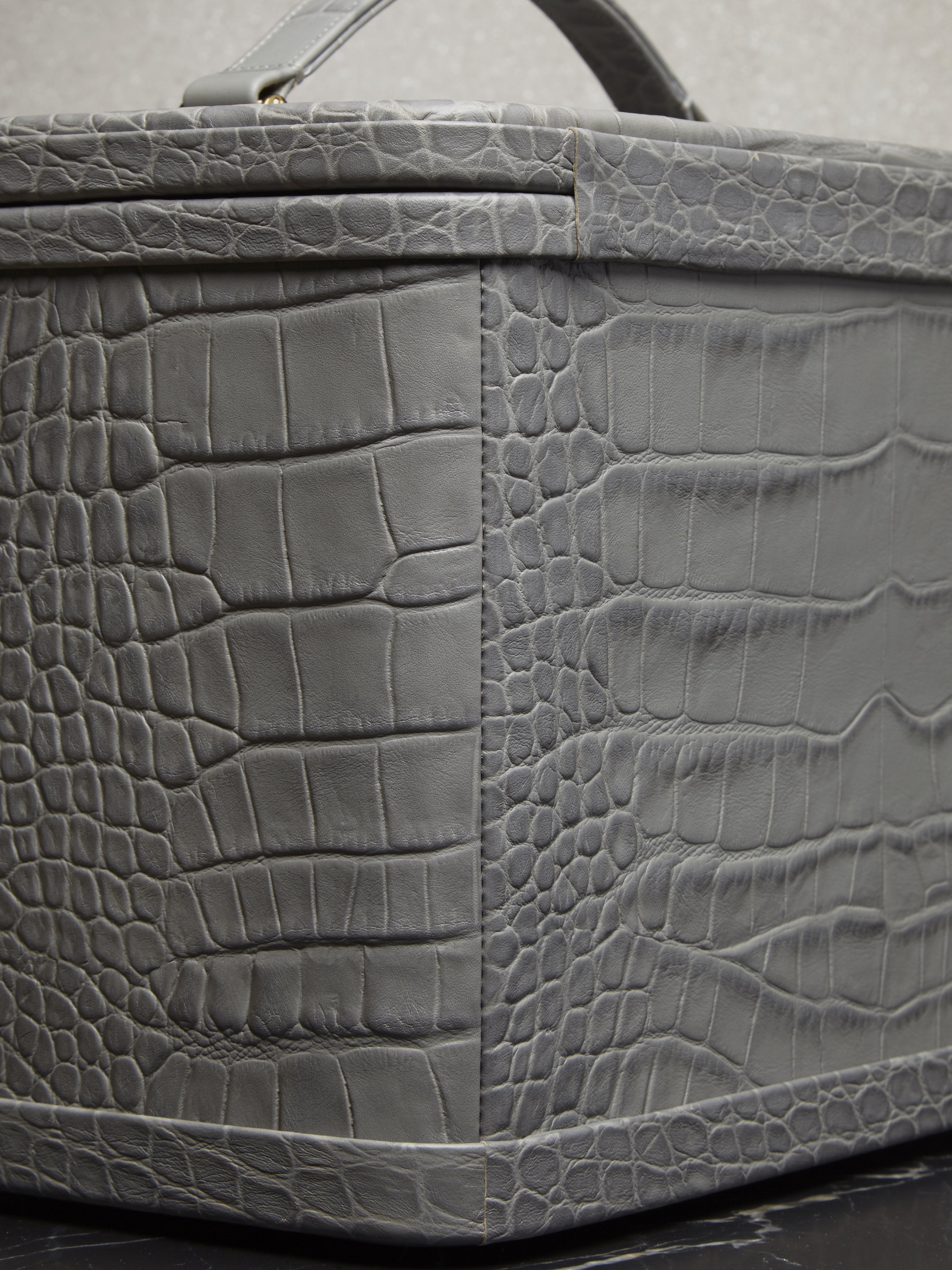 Atelier Verdi Livia Admiral Grey Crocodile large vanity case detail